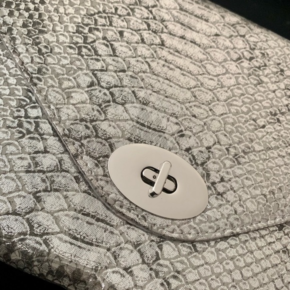 NWOT H&M Silver Reptile Pattern Envelope Clutch - Picture 4 of 6
